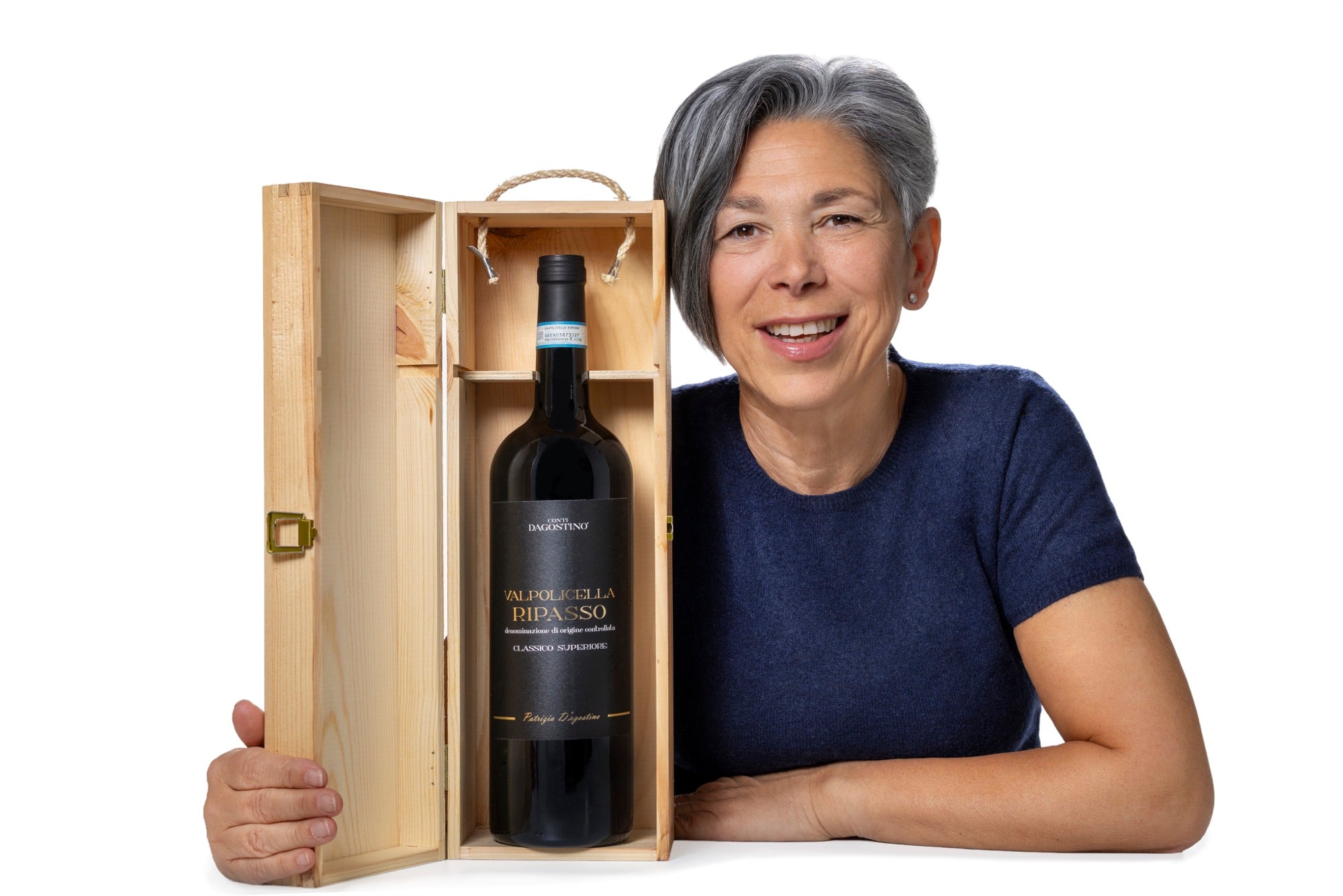 Patrizia D'Agostino con Valpolicella Ripasso Conti Dagostino in cassa di legno